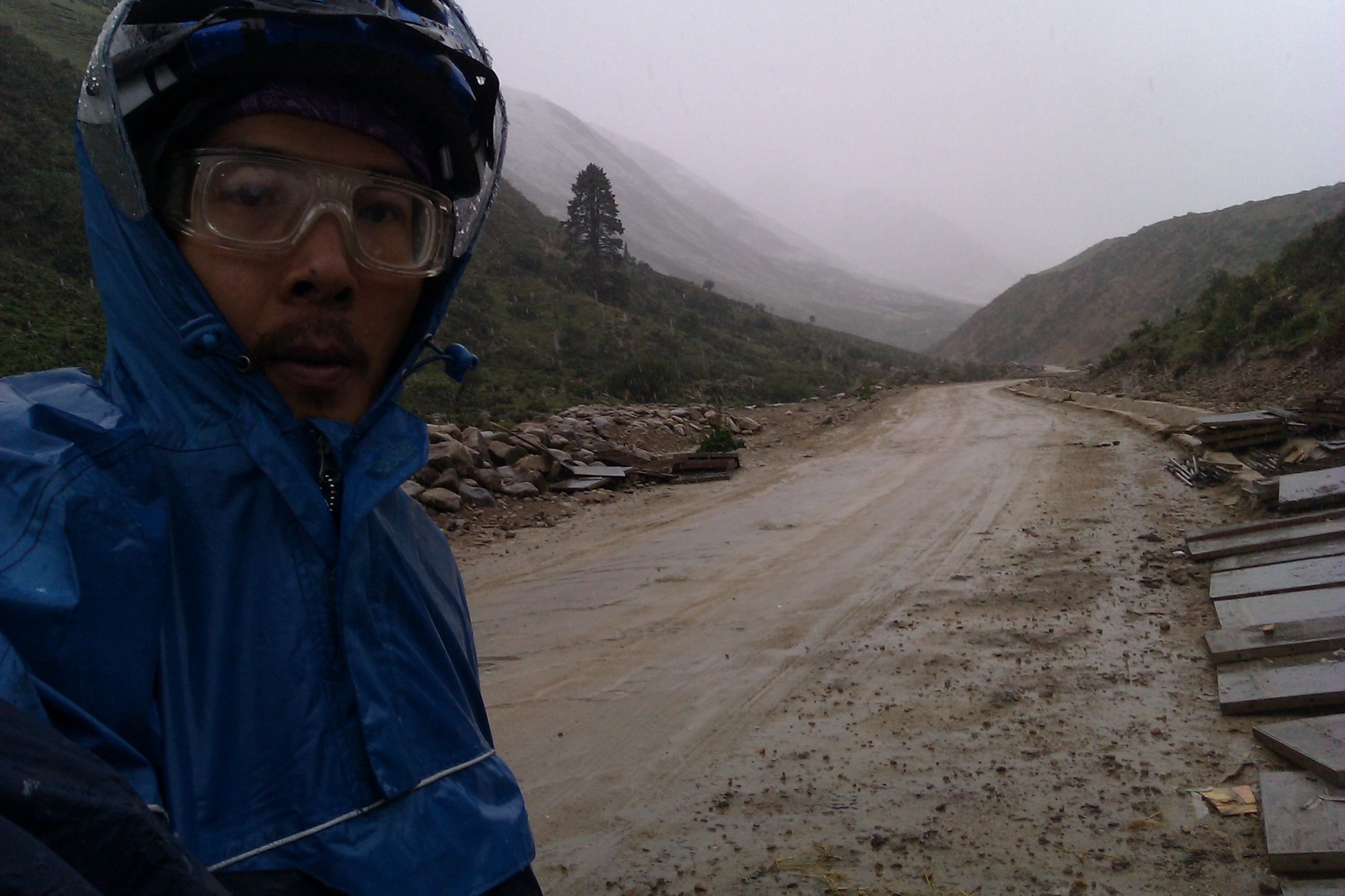 雨中爬东达山